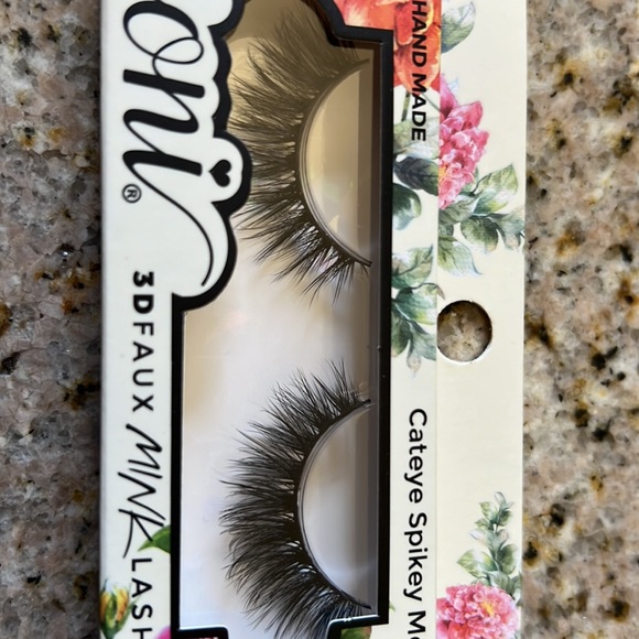 Ioni lashes - Picture 3 of 3